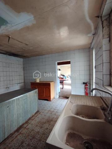 A OUZOUER SUR TREZEE 45250 : A découvrir sans tarder Ancien bar restaurant hôtel 236 m² avec dépendances situé dans le centre du village avec proximité des commerces et école.
La maison propose de beaux volume offrant de nombreuses possibilités d'aménagement selon vos envies. 
IDEAL : Projet de gite, grande famille, investisseur ou activité indépendante. 
BATIMENT PRINCIPALE : 236 m² environ.
DE PLAIN PIED: Espace bar, WC, deux salles de restaurant , espace cuisine disposant d'une sortie de service sur la cour arrière. 
A l'étage: Palier desservant quatre chambres, bureau, salle de bain avec buanderie, WC indépendant.
Accès au grenier avec combles aménageable.
BATIMENTS SECONDAIRE:
Plusieurs bâtiments offrant un fort potentiel.
-Grange avec garage, 
- dépendance avec sanitaire ( douche, WC indépendant .)
-Le petit plus ! maison indépendante à réhabilitée complète ce bien offrant un logement supplémentaire ou une opportunité de location.
A L'EXTERIEUR:  
- une cave, 
- une cour .
Le tout est implanté sur une parcelle d'environ  613 m² clôturée de mur et accessible par un portail. 
Chauffage électrique et double vitrage bois et PVC.
Raccordement au tout à l'égout.
Bien entièrement à rénover offrant un fort potentiel.
Toiture rénovée en 1995. 
Pour plus de renseignements n'hésitez pas à me contacter.
