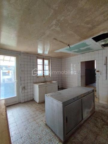 A OUZOUER SUR TREZEE 45250 : A découvrir sans tarder Ancien bar restaurant hôtel 236 m² avec dépendances situé dans le centre du village avec proximité des commerces et école.
La maison propose de beaux volume offrant de nombreuses possibilités d'aménagement selon vos envies. 
IDEAL : Projet de gite, grande famille, investisseur ou activité indépendante. 
BATIMENT PRINCIPALE : 236 m² environ.
DE PLAIN PIED: Espace bar, WC, deux salles de restaurant , espace cuisine disposant d'une sortie de service sur la cour arrière. 
A l'étage: Palier desservant quatre chambres, bureau, salle de bain avec buanderie, WC indépendant.
Accès au grenier avec combles aménageable.
BATIMENTS SECONDAIRE:
Plusieurs bâtiments offrant un fort potentiel.
-Grange avec garage, 
- dépendance avec sanitaire ( douche, WC indépendant .)
-Le petit plus ! maison indépendante à réhabilitée complète ce bien offrant un logement supplémentaire ou une opportunité de location.
A L'EXTERIEUR:  
- une cave, 
- une cour .
Le tout est implanté sur une parcelle d'environ  613 m² clôturée de mur et accessible par un portail. 
Chauffage électrique et double vitrage bois et PVC.
Raccordement au tout à l'égout.
Bien entièrement à rénover offrant un fort potentiel.
Toiture rénovée en 1995. 
Pour plus de renseignements n'hésitez pas à me contacter.