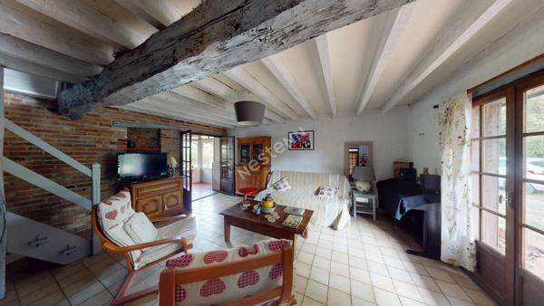 Ferme bressane de 3 chambres située au sud de LOUHANS et ses 157 arcades, proche de l'autoroute A39 et de l'A6.