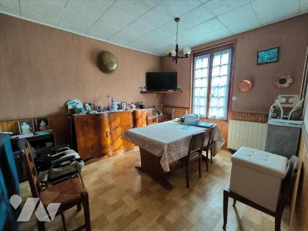 Cette maison se situe sur la commune de Louviers. Elle se compose d'une entrée, une cuisine, un...