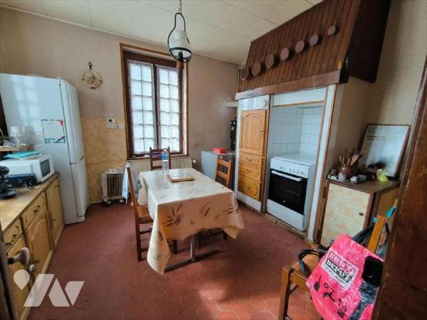 Cette maison se situe sur la commune de Louviers. Elle se compose d'une entrée, une cuisine, un...