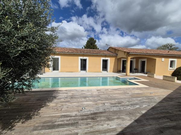 Eyragues (13630) *** SOUS COMPROMIS *** - EYRAGUES - VILLA RECENTE PLAIN-PIED AVEC PISCINE ET GARAGE SUR TERRAIN DE1005 M2