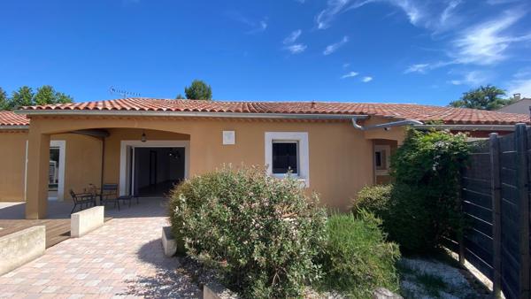 Eyragues (13630) *** SOUS COMPROMIS *** - EYRAGUES - VILLA RECENTE PLAIN-PIED AVEC PISCINE ET GARAGE SUR TERRAIN DE1005 M2