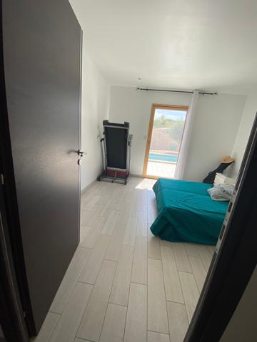 Eyragues (13630) *** SOUS COMPROMIS *** - EYRAGUES - VILLA RECENTE PLAIN-PIED AVEC PISCINE ET GARAGE SUR TERRAIN DE1005 M2