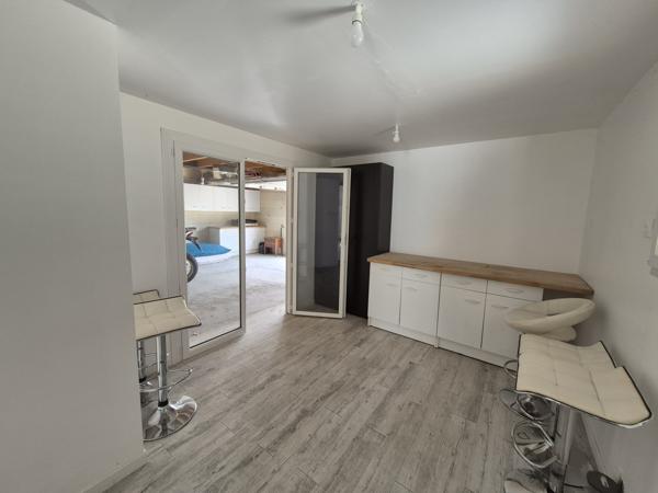 Eyragues (13630) *** SOUS COMPROMIS *** - EYRAGUES - VILLA RECENTE PLAIN-PIED AVEC PISCINE ET GARAGE SUR TERRAIN DE1005 M2