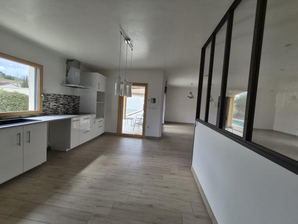 Eyragues (13630) *** SOUS COMPROMIS *** - EYRAGUES - VILLA RECENTE PLAIN-PIED AVEC PISCINE ET GARAGE SUR TERRAIN DE1005 M2