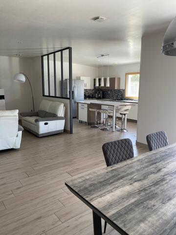 Eyragues (13630) *** SOUS COMPROMIS *** - EYRAGUES - VILLA RECENTE PLAIN-PIED AVEC PISCINE ET GARAGE SUR TERRAIN DE1005 M2