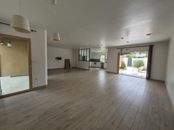 Eyragues (13630) *** SOUS COMPROMIS *** - EYRAGUES - VILLA RECENTE PLAIN-PIED AVEC PISCINE ET GARAGE SUR TERRAIN DE1005 M2