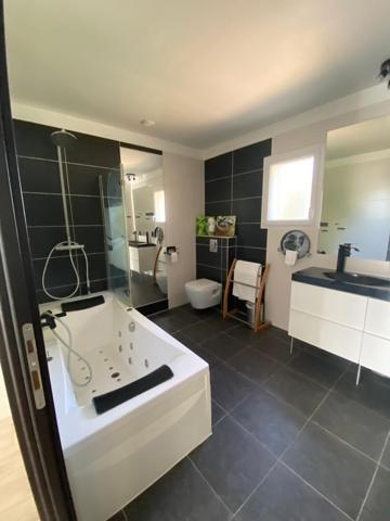 Eyragues (13630) *** SOUS COMPROMIS *** - EYRAGUES - VILLA RECENTE PLAIN-PIED AVEC PISCINE ET GARAGE SUR TERRAIN DE1005 M2