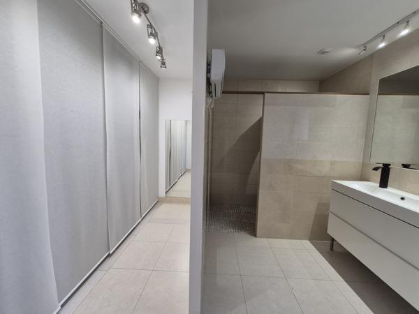 Eyragues (13630) *** SOUS COMPROMIS *** - EYRAGUES - VILLA RECENTE PLAIN-PIED AVEC PISCINE ET GARAGE SUR TERRAIN DE1005 M2