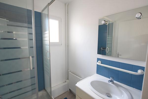 Chambre 15 m² dans maison meublée en colocation à Cergy de 150 m²