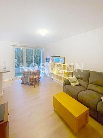 À LOUER :  Trappes, 3 pièces meublé de 59 m² avec balcon et box
