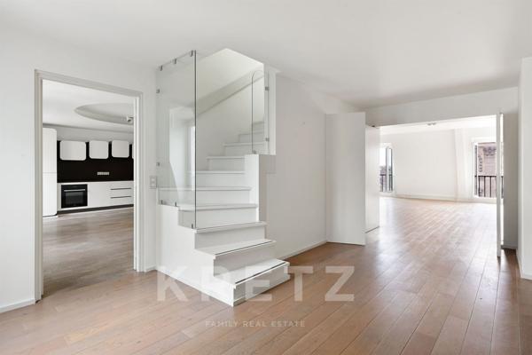 Appartement en dernier étage avec vue dégagée sur le Louvre