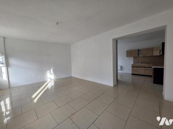 Maison semi mitoyenne avec trois chambres et jardin.