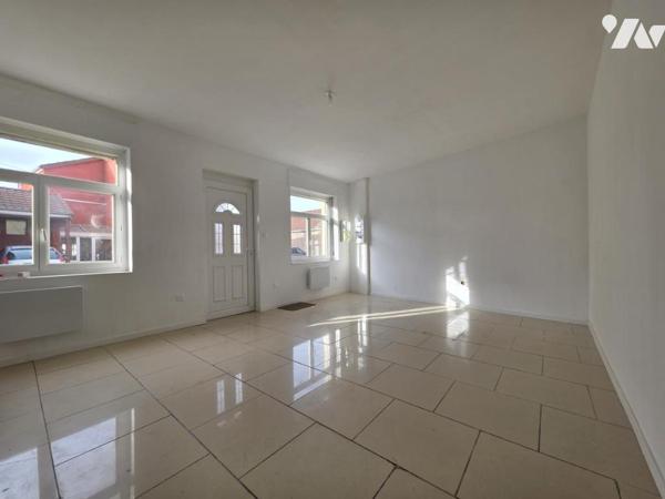 Maison semi mitoyenne avec trois chambres et jardin.