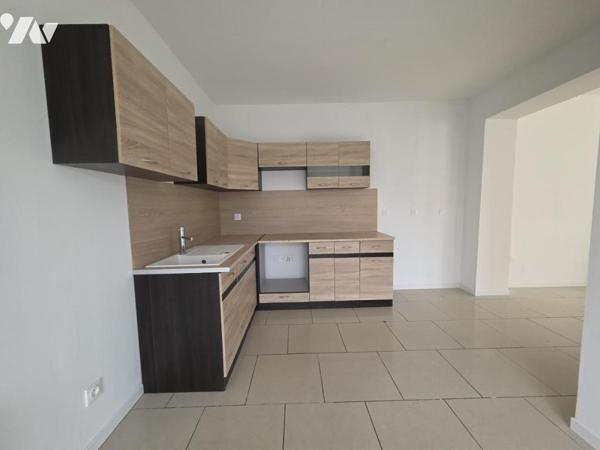 Maison semi mitoyenne avec trois chambres et jardin.