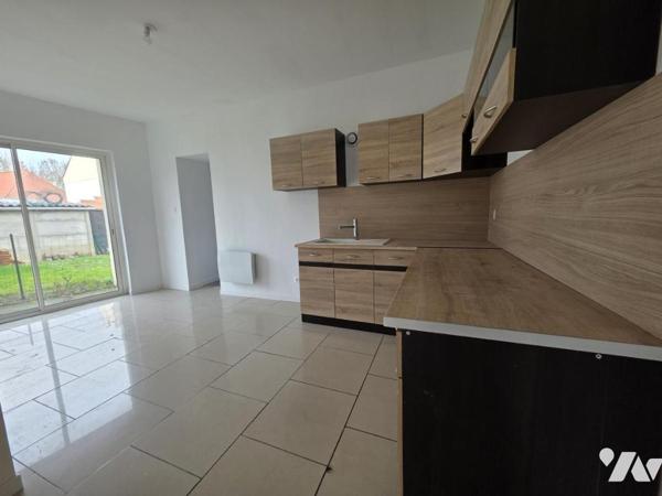 Maison semi mitoyenne avec trois chambres et jardin.