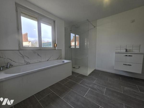 Maison semi mitoyenne avec trois chambres et jardin.