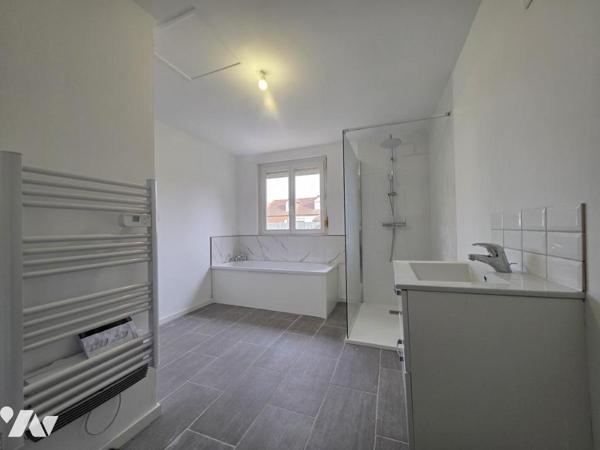 Maison semi mitoyenne avec trois chambres et jardin.