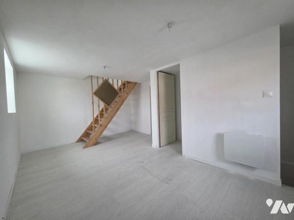 Maison semi mitoyenne avec trois chambres et jardin.