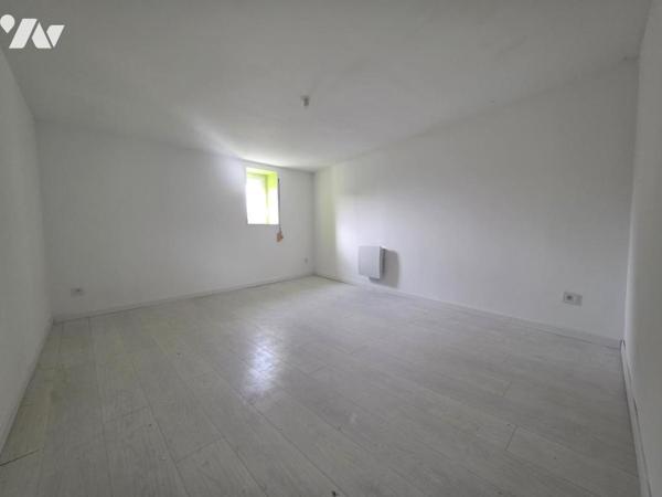 Maison semi mitoyenne avec trois chambres et jardin.