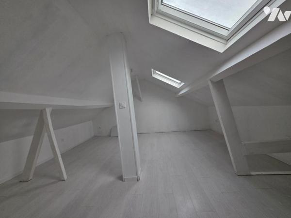 Maison semi mitoyenne avec trois chambres et jardin.