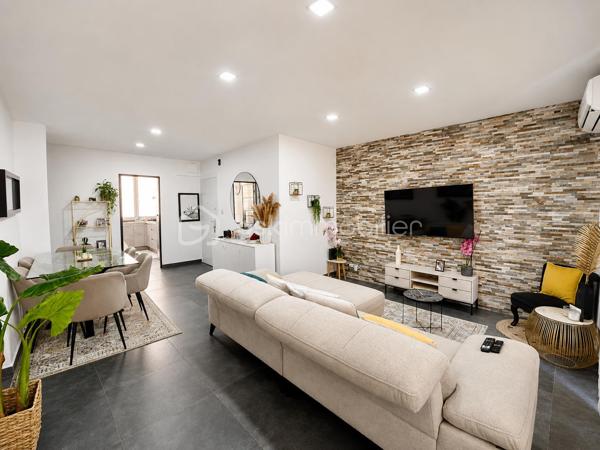Ajaccio - Votre conseillère BSK Immobilier à le plaisir de vous proposer un magnifique appartement T3, entièrement rénové, sur la route d'Alata, au 3ème étage d'une résidence sécurisée, avec barrière d'accès, digicode et ascenseur. Il bénéficie d'un emplacement privilégié,  à quelques minutes à pieds du centre-ville, dans un quartier dynamique en plein essor.

Il a bénéficié d'une rénovation totale (électricité, plomberie, isolation, revêtements sols et murs) avec des matériaux haut de gamme.
Traversant, lumineux et fonctionnel, il comprend, un vaste séjour / salle à manger ouvrant sur une loggia vitrée et aménagée, une cuisine équipée, deux chambres avec placards et une salle de bains avec douche et baignoire.
Une cave et une place de parking privative complètent ce bien.

A proximité immédiate des commerces, supermarchés, centre médicaux et des principaux axes routiers, cet appartement est idéal pour une résidence principale ou secondaire.

Prestations : résidence sécurisée, climatisation réversible, cuisine équipée, électricité aux normes, isolation renforcée, parking privatif, immeuble récemment ravalé avec étanchéité extérieure refaite.
Ce bien vous garanti une consommation énergétique maîtrisée et un faible impact environnemental - DPE : B - GES : A

Pour toute information et visite contactez Pierrine MURRONI : 0617092828