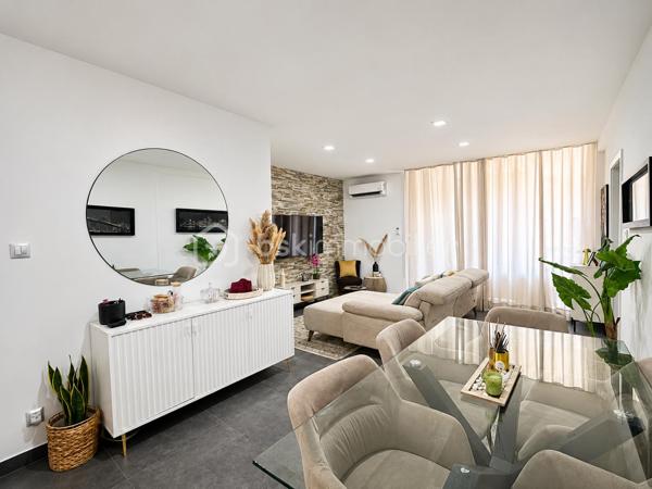 Ajaccio - Votre conseillère BSK Immobilier à le plaisir de vous proposer un magnifique appartement T3, entièrement rénové, sur la route d'Alata, au 3ème étage d'une résidence sécurisée, avec barrière d'accès, digicode et ascenseur. Il bénéficie d'un emplacement privilégié,  à quelques minutes à pieds du centre-ville, dans un quartier dynamique en plein essor.

Il a bénéficié d'une rénovation totale (électricité, plomberie, isolation, revêtements sols et murs) avec des matériaux haut de gamme.
Traversant, lumineux et fonctionnel, il comprend, un vaste séjour / salle à manger ouvrant sur une loggia vitrée et aménagée, une cuisine équipée, deux chambres avec placards et une salle de bains avec douche et baignoire.
Une cave et une place de parking privative complètent ce bien.

A proximité immédiate des commerces, supermarchés, centre médicaux et des principaux axes routiers, cet appartement est idéal pour une résidence principale ou secondaire.

Prestations : résidence sécurisée, climatisation réversible, cuisine équipée, électricité aux normes, isolation renforcée, parking privatif, immeuble récemment ravalé avec étanchéité extérieure refaite.
Ce bien vous garanti une consommation énergétique maîtrisée et un faible impact environnemental - DPE : B - GES : A

Pour toute information et visite contactez Pierrine MURRONI : 0617092828
