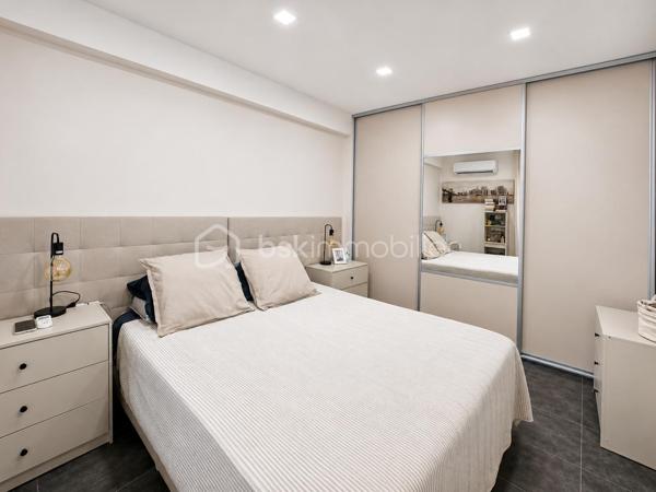 Ajaccio - Votre conseillère BSK Immobilier à le plaisir de vous proposer un magnifique appartement T3, entièrement rénové, sur la route d'Alata, au 3ème étage d'une résidence sécurisée, avec barrière d'accès, digicode et ascenseur. Il bénéficie d'un emplacement privilégié,  à quelques minutes à pieds du centre-ville, dans un quartier dynamique en plein essor.

Il a bénéficié d'une rénovation totale (électricité, plomberie, isolation, revêtements sols et murs) avec des matériaux haut de gamme.
Traversant, lumineux et fonctionnel, il comprend, un vaste séjour / salle à manger ouvrant sur une loggia vitrée et aménagée, une cuisine équipée, deux chambres avec placards et une salle de bains avec douche et baignoire.
Une cave et une place de parking privative complètent ce bien.

A proximité immédiate des commerces, supermarchés, centre médicaux et des principaux axes routiers, cet appartement est idéal pour une résidence principale ou secondaire.

Prestations : résidence sécurisée, climatisation réversible, cuisine équipée, électricité aux normes, isolation renforcée, parking privatif, immeuble récemment ravalé avec étanchéité extérieure refaite.
Ce bien vous garanti une consommation énergétique maîtrisée et un faible impact environnemental - DPE : B - GES : A

Pour toute information et visite contactez Pierrine MURRONI : 0617092828