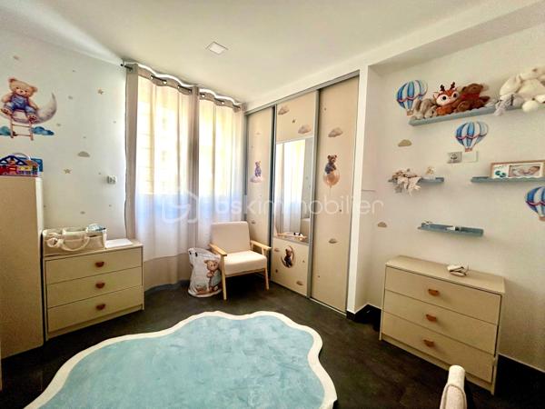 Ajaccio - Votre conseillère BSK Immobilier à le plaisir de vous proposer un magnifique appartement T3, entièrement rénové, sur la route d'Alata, au 3ème étage d'une résidence sécurisée, avec barrière d'accès, digicode et ascenseur. Il bénéficie d'un emplacement privilégié,  à quelques minutes à pieds du centre-ville, dans un quartier dynamique en plein essor.

Il a bénéficié d'une rénovation totale (électricité, plomberie, isolation, revêtements sols et murs) avec des matériaux haut de gamme.
Traversant, lumineux et fonctionnel, il comprend, un vaste séjour / salle à manger ouvrant sur une loggia vitrée et aménagée, une cuisine équipée, deux chambres avec placards et une salle de bains avec douche et baignoire.
Une cave et une place de parking privative complètent ce bien.

A proximité immédiate des commerces, supermarchés, centre médicaux et des principaux axes routiers, cet appartement est idéal pour une résidence principale ou secondaire.

Prestations : résidence sécurisée, climatisation réversible, cuisine équipée, électricité aux normes, isolation renforcée, parking privatif, immeuble récemment ravalé avec étanchéité extérieure refaite.
Ce bien vous garanti une consommation énergétique maîtrisée et un faible impact environnemental - DPE : B - GES : A

Pour toute information et visite contactez Pierrine MURRONI : 0617092828