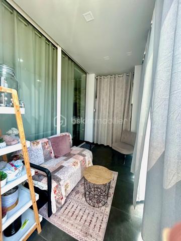 Ajaccio - Votre conseillère BSK Immobilier à le plaisir de vous proposer un magnifique appartement T3, entièrement rénové, sur la route d'Alata, au 3ème étage d'une résidence sécurisée, avec barrière d'accès, digicode et ascenseur. Il bénéficie d'un emplacement privilégié,  à quelques minutes à pieds du centre-ville, dans un quartier dynamique en plein essor.

Il a bénéficié d'une rénovation totale (électricité, plomberie, isolation, revêtements sols et murs) avec des matériaux haut de gamme.
Traversant, lumineux et fonctionnel, il comprend, un vaste séjour / salle à manger ouvrant sur une loggia vitrée et aménagée, une cuisine équipée, deux chambres avec placards et une salle de bains avec douche et baignoire.
Une cave et une place de parking privative complètent ce bien.

A proximité immédiate des commerces, supermarchés, centre médicaux et des principaux axes routiers, cet appartement est idéal pour une résidence principale ou secondaire.

Prestations : résidence sécurisée, climatisation réversible, cuisine équipée, électricité aux normes, isolation renforcée, parking privatif, immeuble récemment ravalé avec étanchéité extérieure refaite.
Ce bien vous garanti une consommation énergétique maîtrisée et un faible impact environnemental - DPE : B - GES : A

Pour toute information et visite contactez Pierrine MURRONI : 0617092828
