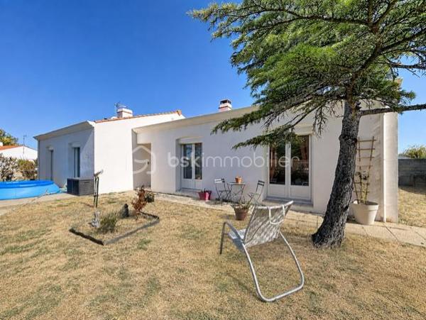 De beaux volumes, une vie entièrement de plain-pied et des espaces qui s’adaptent à vos projets : découvrez cette maison familiale de 123,5 m², implantée sur une parcelle de 602 m².
Dès l’entrée, vous découvrez une maison lumineuse et agréable à vivre. La spacieuse pièce de vie, organisée autour du salon et de la salle à manger, offre un bel espace convivial ouvert sur le jardin. Le poêle à granulés et la pompe à chaleur réversible participent au confort de la maison tout au long de l’année.
La cuisine indépendante, aménagée et équipée, est suffisamment généreuse pour y prendre les repas au quotidien.
L’espace nuit dessert trois chambres, une salle de bains ainsi que des toilettes indépendantes.
Attenant à la cuisine, un ensemble cellier et buanderie d’environ 22 m² constitue un véritable atout. Aujourd’hui parfaitement fonctionnel pour le rangement et l’organisation du quotidien, ce volume indépendant offre également de belles possibilités d’évolution selon les besoins : bureau, espace de télétravail, pièce dédiée à une activité ou encore projet de suite parentale, sous réserve des aménagements nécessaires.
À l’extérieur, le jardin clos permet de profiter agréablement des beaux jours et offre différents espaces autour de la maison. Un garage indépendant avec aire de stationnement, ainsi qu’un appentis et un abri de jardin, complètent l’ensemble.
Enfin, la situation permet de profiter de la vie à Le Perrier, commune dynamique disposant de commerces, services, associations et animations, tout en restant idéalement placée entre Challans et Saint-Jean-de-Monts, avec le littoral rapidement accessible.
Une maison familiale, fonctionnelle et évolutive, qui mérite d’être découverte.
Envie de découvrir cette maison ? Contactez-moi pour organiser une visite ou obtenir davantage d’informations.
Sandrine MATHELIN – BSK Immobilier
📞 06 56 88 64 65
✉️ smathelin@bskimmobilier.com
Joignable du lundi au samedi de 8h30 à 20h30.
Parce qu’un projet immobilier se construit dans sa globalité, un accompagnement peut également permettre d’étudier les différentes possibilités de financement adaptées à votre situation et à votre projet.