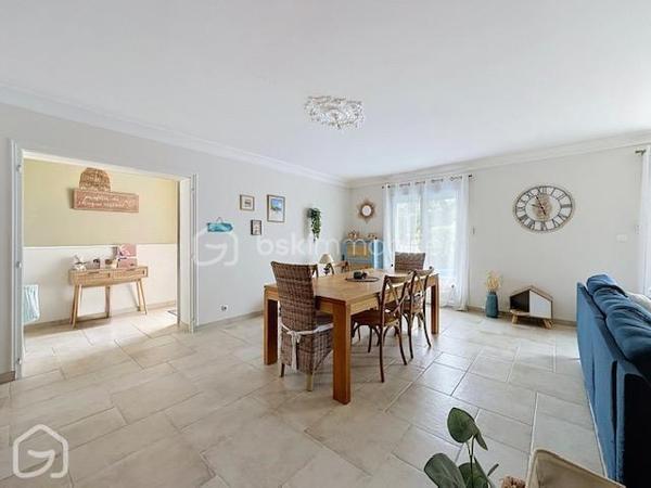 De beaux volumes, une vie entièrement de plain-pied et des espaces qui s’adaptent à vos projets : découvrez cette maison familiale de 123,5 m², implantée sur une parcelle de 602 m².
Dès l’entrée, vous découvrez une maison lumineuse et agréable à vivre. La spacieuse pièce de vie, organisée autour du salon et de la salle à manger, offre un bel espace convivial ouvert sur le jardin. Le poêle à granulés et la pompe à chaleur réversible participent au confort de la maison tout au long de l’année.
La cuisine indépendante, aménagée et équipée, est suffisamment généreuse pour y prendre les repas au quotidien.
L’espace nuit dessert trois chambres, une salle de bains ainsi que des toilettes indépendantes.
Attenant à la cuisine, un ensemble cellier et buanderie d’environ 22 m² constitue un véritable atout. Aujourd’hui parfaitement fonctionnel pour le rangement et l’organisation du quotidien, ce volume indépendant offre également de belles possibilités d’évolution selon les besoins : bureau, espace de télétravail, pièce dédiée à une activité ou encore projet de suite parentale, sous réserve des aménagements nécessaires.
À l’extérieur, le jardin clos permet de profiter agréablement des beaux jours et offre différents espaces autour de la maison. Un garage indépendant avec aire de stationnement, ainsi qu’un appentis et un abri de jardin, complètent l’ensemble.
Enfin, la situation permet de profiter de la vie à Le Perrier, commune dynamique disposant de commerces, services, associations et animations, tout en restant idéalement placée entre Challans et Saint-Jean-de-Monts, avec le littoral rapidement accessible.
Une maison familiale, fonctionnelle et évolutive, qui mérite d’être découverte.
Envie de découvrir cette maison ? Contactez-moi pour organiser une visite ou obtenir davantage d’informations.
Sandrine MATHELIN – BSK Immobilier
📞 06 56 88 64 65
✉️ smathelin@bskimmobilier.com
Joignable du lundi au samedi de 8h30 à 20h30.
Parce qu’un projet immobilier se construit dans sa globalité, un accompagnement peut également permettre d’étudier les différentes possibilités de financement adaptées à votre situation et à votre projet.