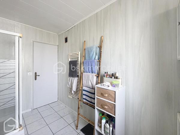 De beaux volumes, une vie entièrement de plain-pied et des espaces qui s’adaptent à vos projets : découvrez cette maison familiale de 123,5 m², implantée sur une parcelle de 602 m².
Dès l’entrée, vous découvrez une maison lumineuse et agréable à vivre. La spacieuse pièce de vie, organisée autour du salon et de la salle à manger, offre un bel espace convivial ouvert sur le jardin. Le poêle à granulés et la pompe à chaleur réversible participent au confort de la maison tout au long de l’année.
La cuisine indépendante, aménagée et équipée, est suffisamment généreuse pour y prendre les repas au quotidien.
L’espace nuit dessert trois chambres, une salle de bains ainsi que des toilettes indépendantes.
Attenant à la cuisine, un ensemble cellier et buanderie d’environ 22 m² constitue un véritable atout. Aujourd’hui parfaitement fonctionnel pour le rangement et l’organisation du quotidien, ce volume indépendant offre également de belles possibilités d’évolution selon les besoins : bureau, espace de télétravail, pièce dédiée à une activité ou encore projet de suite parentale, sous réserve des aménagements nécessaires.
À l’extérieur, le jardin clos permet de profiter agréablement des beaux jours et offre différents espaces autour de la maison. Un garage indépendant avec aire de stationnement, ainsi qu’un appentis et un abri de jardin, complètent l’ensemble.
Enfin, la situation permet de profiter de la vie à Le Perrier, commune dynamique disposant de commerces, services, associations et animations, tout en restant idéalement placée entre Challans et Saint-Jean-de-Monts, avec le littoral rapidement accessible.
Une maison familiale, fonctionnelle et évolutive, qui mérite d’être découverte.
Envie de découvrir cette maison ? Contactez-moi pour organiser une visite ou obtenir davantage d’informations.
Sandrine MATHELIN – BSK Immobilier
📞 06 56 88 64 65
✉️ smathelin@bskimmobilier.com
Joignable du lundi au samedi de 8h30 à 20h30.
Parce qu’un projet immobilier se construit dans sa globalité, un accompagnement peut également permettre d’étudier les différentes possibilités de financement adaptées à votre situation et à votre projet.