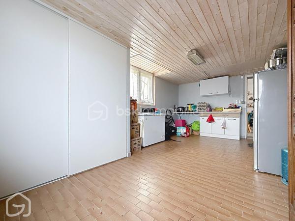 De beaux volumes, une vie entièrement de plain-pied et des espaces qui s’adaptent à vos projets : découvrez cette maison familiale de 123,5 m², implantée sur une parcelle de 602 m².
Dès l’entrée, vous découvrez une maison lumineuse et agréable à vivre. La spacieuse pièce de vie, organisée autour du salon et de la salle à manger, offre un bel espace convivial ouvert sur le jardin. Le poêle à granulés et la pompe à chaleur réversible participent au confort de la maison tout au long de l’année.
La cuisine indépendante, aménagée et équipée, est suffisamment généreuse pour y prendre les repas au quotidien.
L’espace nuit dessert trois chambres, une salle de bains ainsi que des toilettes indépendantes.
Attenant à la cuisine, un ensemble cellier et buanderie d’environ 22 m² constitue un véritable atout. Aujourd’hui parfaitement fonctionnel pour le rangement et l’organisation du quotidien, ce volume indépendant offre également de belles possibilités d’évolution selon les besoins : bureau, espace de télétravail, pièce dédiée à une activité ou encore projet de suite parentale, sous réserve des aménagements nécessaires.
À l’extérieur, le jardin clos permet de profiter agréablement des beaux jours et offre différents espaces autour de la maison. Un garage indépendant avec aire de stationnement, ainsi qu’un appentis et un abri de jardin, complètent l’ensemble.
Enfin, la situation permet de profiter de la vie à Le Perrier, commune dynamique disposant de commerces, services, associations et animations, tout en restant idéalement placée entre Challans et Saint-Jean-de-Monts, avec le littoral rapidement accessible.
Une maison familiale, fonctionnelle et évolutive, qui mérite d’être découverte.
Envie de découvrir cette maison ? Contactez-moi pour organiser une visite ou obtenir davantage d’informations.
Sandrine MATHELIN – BSK Immobilier
📞 06 56 88 64 65
✉️ smathelin@bskimmobilier.com
Joignable du lundi au samedi de 8h30 à 20h30.
Parce qu’un projet immobilier se construit dans sa globalité, un accompagnement peut également permettre d’étudier les différentes possibilités de financement adaptées à votre situation et à votre projet.