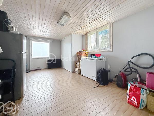 De beaux volumes, une vie entièrement de plain-pied et des espaces qui s’adaptent à vos projets : découvrez cette maison familiale de 123,5 m², implantée sur une parcelle de 602 m².
Dès l’entrée, vous découvrez une maison lumineuse et agréable à vivre. La spacieuse pièce de vie, organisée autour du salon et de la salle à manger, offre un bel espace convivial ouvert sur le jardin. Le poêle à granulés et la pompe à chaleur réversible participent au confort de la maison tout au long de l’année.
La cuisine indépendante, aménagée et équipée, est suffisamment généreuse pour y prendre les repas au quotidien.
L’espace nuit dessert trois chambres, une salle de bains ainsi que des toilettes indépendantes.
Attenant à la cuisine, un ensemble cellier et buanderie d’environ 22 m² constitue un véritable atout. Aujourd’hui parfaitement fonctionnel pour le rangement et l’organisation du quotidien, ce volume indépendant offre également de belles possibilités d’évolution selon les besoins : bureau, espace de télétravail, pièce dédiée à une activité ou encore projet de suite parentale, sous réserve des aménagements nécessaires.
À l’extérieur, le jardin clos permet de profiter agréablement des beaux jours et offre différents espaces autour de la maison. Un garage indépendant avec aire de stationnement, ainsi qu’un appentis et un abri de jardin, complètent l’ensemble.
Enfin, la situation permet de profiter de la vie à Le Perrier, commune dynamique disposant de commerces, services, associations et animations, tout en restant idéalement placée entre Challans et Saint-Jean-de-Monts, avec le littoral rapidement accessible.
Une maison familiale, fonctionnelle et évolutive, qui mérite d’être découverte.
Envie de découvrir cette maison ? Contactez-moi pour organiser une visite ou obtenir davantage d’informations.
Sandrine MATHELIN – BSK Immobilier
📞 06 56 88 64 65
✉️ smathelin@bskimmobilier.com
Joignable du lundi au samedi de 8h30 à 20h30.
Parce qu’un projet immobilier se construit dans sa globalité, un accompagnement peut également permettre d’étudier les différentes possibilités de financement adaptées à votre situation et à votre projet.