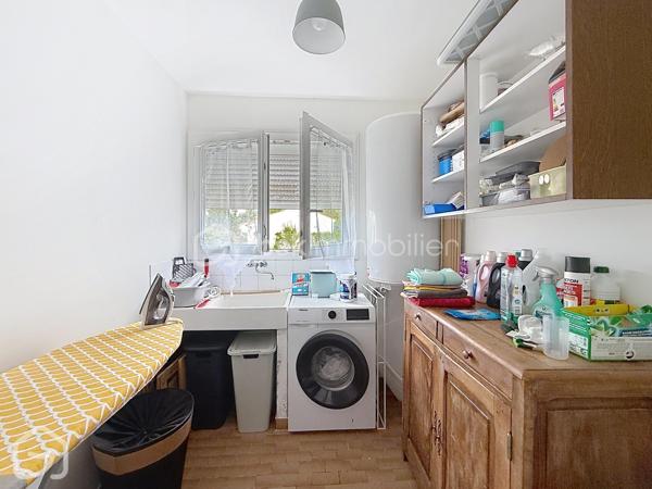 De beaux volumes, une vie entièrement de plain-pied et des espaces qui s’adaptent à vos projets : découvrez cette maison familiale de 123,5 m², implantée sur une parcelle de 602 m².
Dès l’entrée, vous découvrez une maison lumineuse et agréable à vivre. La spacieuse pièce de vie, organisée autour du salon et de la salle à manger, offre un bel espace convivial ouvert sur le jardin. Le poêle à granulés et la pompe à chaleur réversible participent au confort de la maison tout au long de l’année.
La cuisine indépendante, aménagée et équipée, est suffisamment généreuse pour y prendre les repas au quotidien.
L’espace nuit dessert trois chambres, une salle de bains ainsi que des toilettes indépendantes.
Attenant à la cuisine, un ensemble cellier et buanderie d’environ 22 m² constitue un véritable atout. Aujourd’hui parfaitement fonctionnel pour le rangement et l’organisation du quotidien, ce volume indépendant offre également de belles possibilités d’évolution selon les besoins : bureau, espace de télétravail, pièce dédiée à une activité ou encore projet de suite parentale, sous réserve des aménagements nécessaires.
À l’extérieur, le jardin clos permet de profiter agréablement des beaux jours et offre différents espaces autour de la maison. Un garage indépendant avec aire de stationnement, ainsi qu’un appentis et un abri de jardin, complètent l’ensemble.
Enfin, la situation permet de profiter de la vie à Le Perrier, commune dynamique disposant de commerces, services, associations et animations, tout en restant idéalement placée entre Challans et Saint-Jean-de-Monts, avec le littoral rapidement accessible.
Une maison familiale, fonctionnelle et évolutive, qui mérite d’être découverte.
Envie de découvrir cette maison ? Contactez-moi pour organiser une visite ou obtenir davantage d’informations.
Sandrine MATHELIN – BSK Immobilier
📞 06 56 88 64 65
✉️ smathelin@bskimmobilier.com
Joignable du lundi au samedi de 8h30 à 20h30.
Parce qu’un projet immobilier se construit dans sa globalité, un accompagnement peut également permettre d’étudier les différentes possibilités de financement adaptées à votre situation et à votre projet.