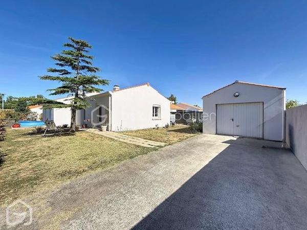 De beaux volumes, une vie entièrement de plain-pied et des espaces qui s’adaptent à vos projets : découvrez cette maison familiale de 123,5 m², implantée sur une parcelle de 602 m².
Dès l’entrée, vous découvrez une maison lumineuse et agréable à vivre. La spacieuse pièce de vie, organisée autour du salon et de la salle à manger, offre un bel espace convivial ouvert sur le jardin. Le poêle à granulés et la pompe à chaleur réversible participent au confort de la maison tout au long de l’année.
La cuisine indépendante, aménagée et équipée, est suffisamment généreuse pour y prendre les repas au quotidien.
L’espace nuit dessert trois chambres, une salle de bains ainsi que des toilettes indépendantes.
Attenant à la cuisine, un ensemble cellier et buanderie d’environ 22 m² constitue un véritable atout. Aujourd’hui parfaitement fonctionnel pour le rangement et l’organisation du quotidien, ce volume indépendant offre également de belles possibilités d’évolution selon les besoins : bureau, espace de télétravail, pièce dédiée à une activité ou encore projet de suite parentale, sous réserve des aménagements nécessaires.
À l’extérieur, le jardin clos permet de profiter agréablement des beaux jours et offre différents espaces autour de la maison. Un garage indépendant avec aire de stationnement, ainsi qu’un appentis et un abri de jardin, complètent l’ensemble.
Enfin, la situation permet de profiter de la vie à Le Perrier, commune dynamique disposant de commerces, services, associations et animations, tout en restant idéalement placée entre Challans et Saint-Jean-de-Monts, avec le littoral rapidement accessible.
Une maison familiale, fonctionnelle et évolutive, qui mérite d’être découverte.
Envie de découvrir cette maison ? Contactez-moi pour organiser une visite ou obtenir davantage d’informations.
Sandrine MATHELIN – BSK Immobilier
📞 06 56 88 64 65
✉️ smathelin@bskimmobilier.com
Joignable du lundi au samedi de 8h30 à 20h30.
Parce qu’un projet immobilier se construit dans sa globalité, un accompagnement peut également permettre d’étudier les différentes possibilités de financement adaptées à votre situation et à votre projet.