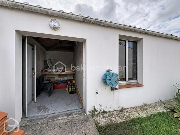 De beaux volumes, une vie entièrement de plain-pied et des espaces qui s’adaptent à vos projets : découvrez cette maison familiale de 123,5 m², implantée sur une parcelle de 602 m².
Dès l’entrée, vous découvrez une maison lumineuse et agréable à vivre. La spacieuse pièce de vie, organisée autour du salon et de la salle à manger, offre un bel espace convivial ouvert sur le jardin. Le poêle à granulés et la pompe à chaleur réversible participent au confort de la maison tout au long de l’année.
La cuisine indépendante, aménagée et équipée, est suffisamment généreuse pour y prendre les repas au quotidien.
L’espace nuit dessert trois chambres, une salle de bains ainsi que des toilettes indépendantes.
Attenant à la cuisine, un ensemble cellier et buanderie d’environ 22 m² constitue un véritable atout. Aujourd’hui parfaitement fonctionnel pour le rangement et l’organisation du quotidien, ce volume indépendant offre également de belles possibilités d’évolution selon les besoins : bureau, espace de télétravail, pièce dédiée à une activité ou encore projet de suite parentale, sous réserve des aménagements nécessaires.
À l’extérieur, le jardin clos permet de profiter agréablement des beaux jours et offre différents espaces autour de la maison. Un garage indépendant avec aire de stationnement, ainsi qu’un appentis et un abri de jardin, complètent l’ensemble.
Enfin, la situation permet de profiter de la vie à Le Perrier, commune dynamique disposant de commerces, services, associations et animations, tout en restant idéalement placée entre Challans et Saint-Jean-de-Monts, avec le littoral rapidement accessible.
Une maison familiale, fonctionnelle et évolutive, qui mérite d’être découverte.
Envie de découvrir cette maison ? Contactez-moi pour organiser une visite ou obtenir davantage d’informations.
Sandrine MATHELIN – BSK Immobilier
📞 06 56 88 64 65
✉️ smathelin@bskimmobilier.com
Joignable du lundi au samedi de 8h30 à 20h30.
Parce qu’un projet immobilier se construit dans sa globalité, un accompagnement peut également permettre d’étudier les différentes possibilités de financement adaptées à votre situation et à votre projet.