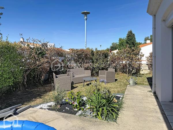 De beaux volumes, une vie entièrement de plain-pied et des espaces qui s’adaptent à vos projets : découvrez cette maison familiale de 123,5 m², implantée sur une parcelle de 602 m².
Dès l’entrée, vous découvrez une maison lumineuse et agréable à vivre. La spacieuse pièce de vie, organisée autour du salon et de la salle à manger, offre un bel espace convivial ouvert sur le jardin. Le poêle à granulés et la pompe à chaleur réversible participent au confort de la maison tout au long de l’année.
La cuisine indépendante, aménagée et équipée, est suffisamment généreuse pour y prendre les repas au quotidien.
L’espace nuit dessert trois chambres, une salle de bains ainsi que des toilettes indépendantes.
Attenant à la cuisine, un ensemble cellier et buanderie d’environ 22 m² constitue un véritable atout. Aujourd’hui parfaitement fonctionnel pour le rangement et l’organisation du quotidien, ce volume indépendant offre également de belles possibilités d’évolution selon les besoins : bureau, espace de télétravail, pièce dédiée à une activité ou encore projet de suite parentale, sous réserve des aménagements nécessaires.
À l’extérieur, le jardin clos permet de profiter agréablement des beaux jours et offre différents espaces autour de la maison. Un garage indépendant avec aire de stationnement, ainsi qu’un appentis et un abri de jardin, complètent l’ensemble.
Enfin, la situation permet de profiter de la vie à Le Perrier, commune dynamique disposant de commerces, services, associations et animations, tout en restant idéalement placée entre Challans et Saint-Jean-de-Monts, avec le littoral rapidement accessible.
Une maison familiale, fonctionnelle et évolutive, qui mérite d’être découverte.
Envie de découvrir cette maison ? Contactez-moi pour organiser une visite ou obtenir davantage d’informations.
Sandrine MATHELIN – BSK Immobilier
📞 06 56 88 64 65
✉️ smathelin@bskimmobilier.com
Joignable du lundi au samedi de 8h30 à 20h30.
Parce qu’un projet immobilier se construit dans sa globalité, un accompagnement peut également permettre d’étudier les différentes possibilités de financement adaptées à votre situation et à votre projet.