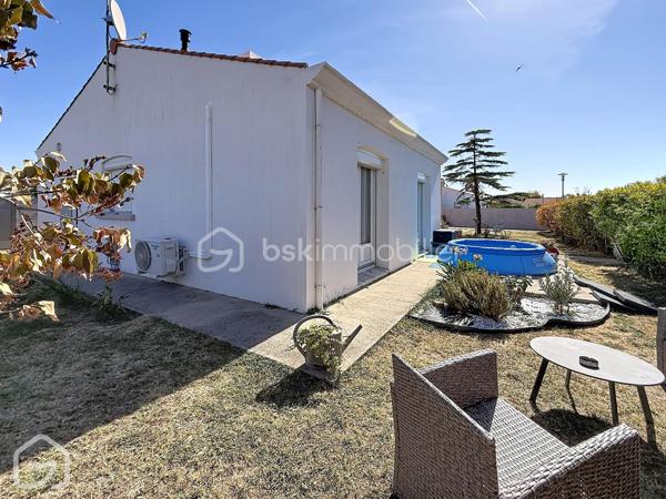 De beaux volumes, une vie entièrement de plain-pied et des espaces qui s’adaptent à vos projets : découvrez cette maison familiale de 123,5 m², implantée sur une parcelle de 602 m².
Dès l’entrée, vous découvrez une maison lumineuse et agréable à vivre. La spacieuse pièce de vie, organisée autour du salon et de la salle à manger, offre un bel espace convivial ouvert sur le jardin. Le poêle à granulés et la pompe à chaleur réversible participent au confort de la maison tout au long de l’année.
La cuisine indépendante, aménagée et équipée, est suffisamment généreuse pour y prendre les repas au quotidien.
L’espace nuit dessert trois chambres, une salle de bains ainsi que des toilettes indépendantes.
Attenant à la cuisine, un ensemble cellier et buanderie d’environ 22 m² constitue un véritable atout. Aujourd’hui parfaitement fonctionnel pour le rangement et l’organisation du quotidien, ce volume indépendant offre également de belles possibilités d’évolution selon les besoins : bureau, espace de télétravail, pièce dédiée à une activité ou encore projet de suite parentale, sous réserve des aménagements nécessaires.
À l’extérieur, le jardin clos permet de profiter agréablement des beaux jours et offre différents espaces autour de la maison. Un garage indépendant avec aire de stationnement, ainsi qu’un appentis et un abri de jardin, complètent l’ensemble.
Enfin, la situation permet de profiter de la vie à Le Perrier, commune dynamique disposant de commerces, services, associations et animations, tout en restant idéalement placée entre Challans et Saint-Jean-de-Monts, avec le littoral rapidement accessible.
Une maison familiale, fonctionnelle et évolutive, qui mérite d’être découverte.
Envie de découvrir cette maison ? Contactez-moi pour organiser une visite ou obtenir davantage d’informations.
Sandrine MATHELIN – BSK Immobilier
📞 06 56 88 64 65
✉️ smathelin@bskimmobilier.com
Joignable du lundi au samedi de 8h30 à 20h30.
Parce qu’un projet immobilier se construit dans sa globalité, un accompagnement peut également permettre d’étudier les différentes possibilités de financement adaptées à votre situation et à votre projet.