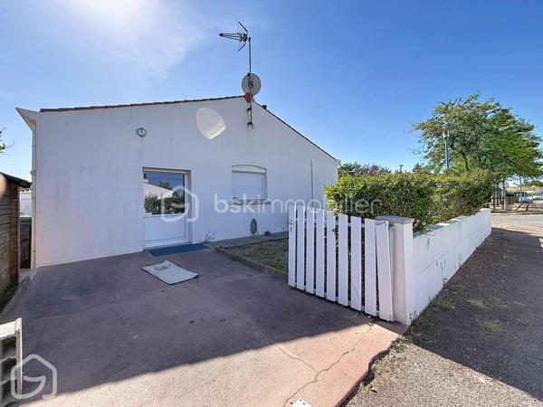 De beaux volumes, une vie entièrement de plain-pied et des espaces qui s’adaptent à vos projets : découvrez cette maison familiale de 123,5 m², implantée sur une parcelle de 602 m².
Dès l’entrée, vous découvrez une maison lumineuse et agréable à vivre. La spacieuse pièce de vie, organisée autour du salon et de la salle à manger, offre un bel espace convivial ouvert sur le jardin. Le poêle à granulés et la pompe à chaleur réversible participent au confort de la maison tout au long de l’année.
La cuisine indépendante, aménagée et équipée, est suffisamment généreuse pour y prendre les repas au quotidien.
L’espace nuit dessert trois chambres, une salle de bains ainsi que des toilettes indépendantes.
Attenant à la cuisine, un ensemble cellier et buanderie d’environ 22 m² constitue un véritable atout. Aujourd’hui parfaitement fonctionnel pour le rangement et l’organisation du quotidien, ce volume indépendant offre également de belles possibilités d’évolution selon les besoins : bureau, espace de télétravail, pièce dédiée à une activité ou encore projet de suite parentale, sous réserve des aménagements nécessaires.
À l’extérieur, le jardin clos permet de profiter agréablement des beaux jours et offre différents espaces autour de la maison. Un garage indépendant avec aire de stationnement, ainsi qu’un appentis et un abri de jardin, complètent l’ensemble.
Enfin, la situation permet de profiter de la vie à Le Perrier, commune dynamique disposant de commerces, services, associations et animations, tout en restant idéalement placée entre Challans et Saint-Jean-de-Monts, avec le littoral rapidement accessible.
Une maison familiale, fonctionnelle et évolutive, qui mérite d’être découverte.
Envie de découvrir cette maison ? Contactez-moi pour organiser une visite ou obtenir davantage d’informations.
Sandrine MATHELIN – BSK Immobilier
📞 06 56 88 64 65
✉️ smathelin@bskimmobilier.com
Joignable du lundi au samedi de 8h30 à 20h30.
Parce qu’un projet immobilier se construit dans sa globalité, un accompagnement peut également permettre d’étudier les différentes possibilités de financement adaptées à votre situation et à votre projet.