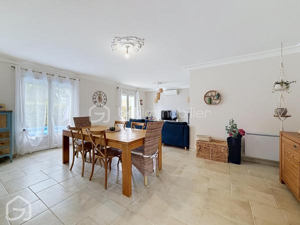 De beaux volumes, une vie entièrement de plain-pied et des espaces qui s’adaptent à vos projets : découvrez cette maison familiale de 123,5 m², implantée sur une parcelle de 602 m².
Dès l’entrée, vous découvrez une maison lumineuse et agréable à vivre. La spacieuse pièce de vie, organisée autour du salon et de la salle à manger, offre un bel espace convivial ouvert sur le jardin. Le poêle à granulés et la pompe à chaleur réversible participent au confort de la maison tout au long de l’année.
La cuisine indépendante, aménagée et équipée, est suffisamment généreuse pour y prendre les repas au quotidien.
L’espace nuit dessert trois chambres, une salle de bains ainsi que des toilettes indépendantes.
Attenant à la cuisine, un ensemble cellier et buanderie d’environ 22 m² constitue un véritable atout. Aujourd’hui parfaitement fonctionnel pour le rangement et l’organisation du quotidien, ce volume indépendant offre également de belles possibilités d’évolution selon les besoins : bureau, espace de télétravail, pièce dédiée à une activité ou encore projet de suite parentale, sous réserve des aménagements nécessaires.
À l’extérieur, le jardin clos permet de profiter agréablement des beaux jours et offre différents espaces autour de la maison. Un garage indépendant avec aire de stationnement, ainsi qu’un appentis et un abri de jardin, complètent l’ensemble.
Enfin, la situation permet de profiter de la vie à Le Perrier, commune dynamique disposant de commerces, services, associations et animations, tout en restant idéalement placée entre Challans et Saint-Jean-de-Monts, avec le littoral rapidement accessible.
Une maison familiale, fonctionnelle et évolutive, qui mérite d’être découverte.
Envie de découvrir cette maison ? Contactez-moi pour organiser une visite ou obtenir davantage d’informations.
Sandrine MATHELIN – BSK Immobilier
📞 06 56 88 64 65
✉️ smathelin@bskimmobilier.com
Joignable du lundi au samedi de 8h30 à 20h30.
Parce qu’un projet immobilier se construit dans sa globalité, un accompagnement peut également permettre d’étudier les différentes possibilités de financement adaptées à votre situation et à votre projet.