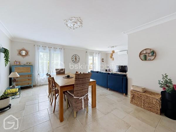 De beaux volumes, une vie entièrement de plain-pied et des espaces qui s’adaptent à vos projets : découvrez cette maison familiale de 123,5 m², implantée sur une parcelle de 602 m².
Dès l’entrée, vous découvrez une maison lumineuse et agréable à vivre. La spacieuse pièce de vie, organisée autour du salon et de la salle à manger, offre un bel espace convivial ouvert sur le jardin. Le poêle à granulés et la pompe à chaleur réversible participent au confort de la maison tout au long de l’année.
La cuisine indépendante, aménagée et équipée, est suffisamment généreuse pour y prendre les repas au quotidien.
L’espace nuit dessert trois chambres, une salle de bains ainsi que des toilettes indépendantes.
Attenant à la cuisine, un ensemble cellier et buanderie d’environ 22 m² constitue un véritable atout. Aujourd’hui parfaitement fonctionnel pour le rangement et l’organisation du quotidien, ce volume indépendant offre également de belles possibilités d’évolution selon les besoins : bureau, espace de télétravail, pièce dédiée à une activité ou encore projet de suite parentale, sous réserve des aménagements nécessaires.
À l’extérieur, le jardin clos permet de profiter agréablement des beaux jours et offre différents espaces autour de la maison. Un garage indépendant avec aire de stationnement, ainsi qu’un appentis et un abri de jardin, complètent l’ensemble.
Enfin, la situation permet de profiter de la vie à Le Perrier, commune dynamique disposant de commerces, services, associations et animations, tout en restant idéalement placée entre Challans et Saint-Jean-de-Monts, avec le littoral rapidement accessible.
Une maison familiale, fonctionnelle et évolutive, qui mérite d’être découverte.
Envie de découvrir cette maison ? Contactez-moi pour organiser une visite ou obtenir davantage d’informations.
Sandrine MATHELIN – BSK Immobilier
📞 06 56 88 64 65
✉️ smathelin@bskimmobilier.com
Joignable du lundi au samedi de 8h30 à 20h30.
Parce qu’un projet immobilier se construit dans sa globalité, un accompagnement peut également permettre d’étudier les différentes possibilités de financement adaptées à votre situation et à votre projet.