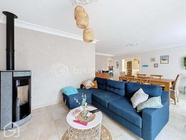 De beaux volumes, une vie entièrement de plain-pied et des espaces qui s’adaptent à vos projets : découvrez cette maison familiale de 123,5 m², implantée sur une parcelle de 602 m².
Dès l’entrée, vous découvrez une maison lumineuse et agréable à vivre. La spacieuse pièce de vie, organisée autour du salon et de la salle à manger, offre un bel espace convivial ouvert sur le jardin. Le poêle à granulés et la pompe à chaleur réversible participent au confort de la maison tout au long de l’année.
La cuisine indépendante, aménagée et équipée, est suffisamment généreuse pour y prendre les repas au quotidien.
L’espace nuit dessert trois chambres, une salle de bains ainsi que des toilettes indépendantes.
Attenant à la cuisine, un ensemble cellier et buanderie d’environ 22 m² constitue un véritable atout. Aujourd’hui parfaitement fonctionnel pour le rangement et l’organisation du quotidien, ce volume indépendant offre également de belles possibilités d’évolution selon les besoins : bureau, espace de télétravail, pièce dédiée à une activité ou encore projet de suite parentale, sous réserve des aménagements nécessaires.
À l’extérieur, le jardin clos permet de profiter agréablement des beaux jours et offre différents espaces autour de la maison. Un garage indépendant avec aire de stationnement, ainsi qu’un appentis et un abri de jardin, complètent l’ensemble.
Enfin, la situation permet de profiter de la vie à Le Perrier, commune dynamique disposant de commerces, services, associations et animations, tout en restant idéalement placée entre Challans et Saint-Jean-de-Monts, avec le littoral rapidement accessible.
Une maison familiale, fonctionnelle et évolutive, qui mérite d’être découverte.
Envie de découvrir cette maison ? Contactez-moi pour organiser une visite ou obtenir davantage d’informations.
Sandrine MATHELIN – BSK Immobilier
📞 06 56 88 64 65
✉️ smathelin@bskimmobilier.com
Joignable du lundi au samedi de 8h30 à 20h30.
Parce qu’un projet immobilier se construit dans sa globalité, un accompagnement peut également permettre d’étudier les différentes possibilités de financement adaptées à votre situation et à votre projet.