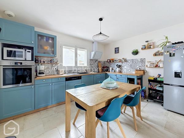 De beaux volumes, une vie entièrement de plain-pied et des espaces qui s’adaptent à vos projets : découvrez cette maison familiale de 123,5 m², implantée sur une parcelle de 602 m².
Dès l’entrée, vous découvrez une maison lumineuse et agréable à vivre. La spacieuse pièce de vie, organisée autour du salon et de la salle à manger, offre un bel espace convivial ouvert sur le jardin. Le poêle à granulés et la pompe à chaleur réversible participent au confort de la maison tout au long de l’année.
La cuisine indépendante, aménagée et équipée, est suffisamment généreuse pour y prendre les repas au quotidien.
L’espace nuit dessert trois chambres, une salle de bains ainsi que des toilettes indépendantes.
Attenant à la cuisine, un ensemble cellier et buanderie d’environ 22 m² constitue un véritable atout. Aujourd’hui parfaitement fonctionnel pour le rangement et l’organisation du quotidien, ce volume indépendant offre également de belles possibilités d’évolution selon les besoins : bureau, espace de télétravail, pièce dédiée à une activité ou encore projet de suite parentale, sous réserve des aménagements nécessaires.
À l’extérieur, le jardin clos permet de profiter agréablement des beaux jours et offre différents espaces autour de la maison. Un garage indépendant avec aire de stationnement, ainsi qu’un appentis et un abri de jardin, complètent l’ensemble.
Enfin, la situation permet de profiter de la vie à Le Perrier, commune dynamique disposant de commerces, services, associations et animations, tout en restant idéalement placée entre Challans et Saint-Jean-de-Monts, avec le littoral rapidement accessible.
Une maison familiale, fonctionnelle et évolutive, qui mérite d’être découverte.
Envie de découvrir cette maison ? Contactez-moi pour organiser une visite ou obtenir davantage d’informations.
Sandrine MATHELIN – BSK Immobilier
📞 06 56 88 64 65
✉️ smathelin@bskimmobilier.com
Joignable du lundi au samedi de 8h30 à 20h30.
Parce qu’un projet immobilier se construit dans sa globalité, un accompagnement peut également permettre d’étudier les différentes possibilités de financement adaptées à votre situation et à votre projet.