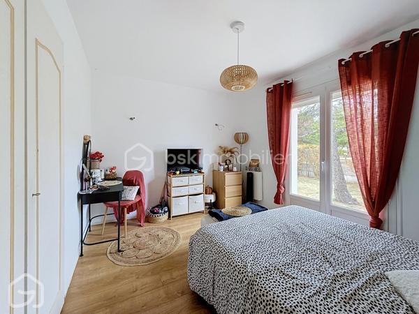 De beaux volumes, une vie entièrement de plain-pied et des espaces qui s’adaptent à vos projets : découvrez cette maison familiale de 123,5 m², implantée sur une parcelle de 602 m².
Dès l’entrée, vous découvrez une maison lumineuse et agréable à vivre. La spacieuse pièce de vie, organisée autour du salon et de la salle à manger, offre un bel espace convivial ouvert sur le jardin. Le poêle à granulés et la pompe à chaleur réversible participent au confort de la maison tout au long de l’année.
La cuisine indépendante, aménagée et équipée, est suffisamment généreuse pour y prendre les repas au quotidien.
L’espace nuit dessert trois chambres, une salle de bains ainsi que des toilettes indépendantes.
Attenant à la cuisine, un ensemble cellier et buanderie d’environ 22 m² constitue un véritable atout. Aujourd’hui parfaitement fonctionnel pour le rangement et l’organisation du quotidien, ce volume indépendant offre également de belles possibilités d’évolution selon les besoins : bureau, espace de télétravail, pièce dédiée à une activité ou encore projet de suite parentale, sous réserve des aménagements nécessaires.
À l’extérieur, le jardin clos permet de profiter agréablement des beaux jours et offre différents espaces autour de la maison. Un garage indépendant avec aire de stationnement, ainsi qu’un appentis et un abri de jardin, complètent l’ensemble.
Enfin, la situation permet de profiter de la vie à Le Perrier, commune dynamique disposant de commerces, services, associations et animations, tout en restant idéalement placée entre Challans et Saint-Jean-de-Monts, avec le littoral rapidement accessible.
Une maison familiale, fonctionnelle et évolutive, qui mérite d’être découverte.
Envie de découvrir cette maison ? Contactez-moi pour organiser une visite ou obtenir davantage d’informations.
Sandrine MATHELIN – BSK Immobilier
📞 06 56 88 64 65
✉️ smathelin@bskimmobilier.com
Joignable du lundi au samedi de 8h30 à 20h30.
Parce qu’un projet immobilier se construit dans sa globalité, un accompagnement peut également permettre d’étudier les différentes possibilités de financement adaptées à votre situation et à votre projet.