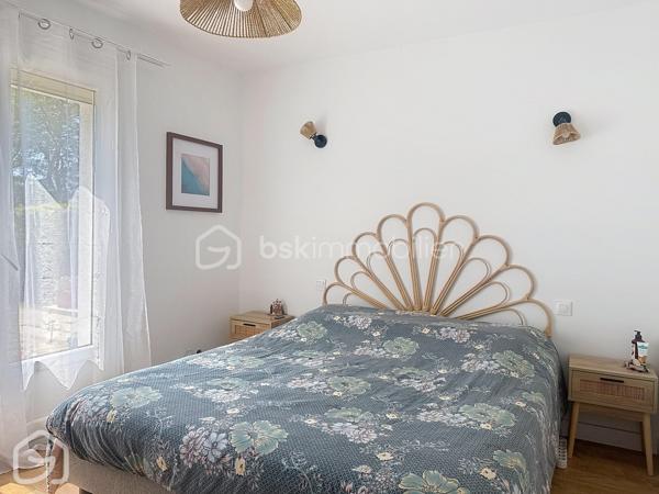 De beaux volumes, une vie entièrement de plain-pied et des espaces qui s’adaptent à vos projets : découvrez cette maison familiale de 123,5 m², implantée sur une parcelle de 602 m².
Dès l’entrée, vous découvrez une maison lumineuse et agréable à vivre. La spacieuse pièce de vie, organisée autour du salon et de la salle à manger, offre un bel espace convivial ouvert sur le jardin. Le poêle à granulés et la pompe à chaleur réversible participent au confort de la maison tout au long de l’année.
La cuisine indépendante, aménagée et équipée, est suffisamment généreuse pour y prendre les repas au quotidien.
L’espace nuit dessert trois chambres, une salle de bains ainsi que des toilettes indépendantes.
Attenant à la cuisine, un ensemble cellier et buanderie d’environ 22 m² constitue un véritable atout. Aujourd’hui parfaitement fonctionnel pour le rangement et l’organisation du quotidien, ce volume indépendant offre également de belles possibilités d’évolution selon les besoins : bureau, espace de télétravail, pièce dédiée à une activité ou encore projet de suite parentale, sous réserve des aménagements nécessaires.
À l’extérieur, le jardin clos permet de profiter agréablement des beaux jours et offre différents espaces autour de la maison. Un garage indépendant avec aire de stationnement, ainsi qu’un appentis et un abri de jardin, complètent l’ensemble.
Enfin, la situation permet de profiter de la vie à Le Perrier, commune dynamique disposant de commerces, services, associations et animations, tout en restant idéalement placée entre Challans et Saint-Jean-de-Monts, avec le littoral rapidement accessible.
Une maison familiale, fonctionnelle et évolutive, qui mérite d’être découverte.
Envie de découvrir cette maison ? Contactez-moi pour organiser une visite ou obtenir davantage d’informations.
Sandrine MATHELIN – BSK Immobilier
📞 06 56 88 64 65
✉️ smathelin@bskimmobilier.com
Joignable du lundi au samedi de 8h30 à 20h30.
Parce qu’un projet immobilier se construit dans sa globalité, un accompagnement peut également permettre d’étudier les différentes possibilités de financement adaptées à votre situation et à votre projet.