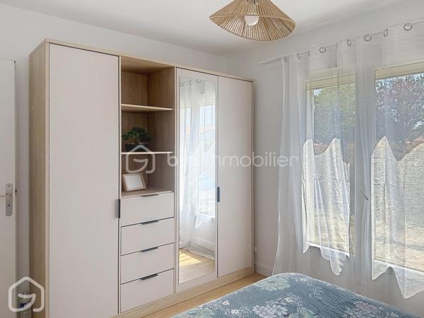 De beaux volumes, une vie entièrement de plain-pied et des espaces qui s’adaptent à vos projets : découvrez cette maison familiale de 123,5 m², implantée sur une parcelle de 602 m².
Dès l’entrée, vous découvrez une maison lumineuse et agréable à vivre. La spacieuse pièce de vie, organisée autour du salon et de la salle à manger, offre un bel espace convivial ouvert sur le jardin. Le poêle à granulés et la pompe à chaleur réversible participent au confort de la maison tout au long de l’année.
La cuisine indépendante, aménagée et équipée, est suffisamment généreuse pour y prendre les repas au quotidien.
L’espace nuit dessert trois chambres, une salle de bains ainsi que des toilettes indépendantes.
Attenant à la cuisine, un ensemble cellier et buanderie d’environ 22 m² constitue un véritable atout. Aujourd’hui parfaitement fonctionnel pour le rangement et l’organisation du quotidien, ce volume indépendant offre également de belles possibilités d’évolution selon les besoins : bureau, espace de télétravail, pièce dédiée à une activité ou encore projet de suite parentale, sous réserve des aménagements nécessaires.
À l’extérieur, le jardin clos permet de profiter agréablement des beaux jours et offre différents espaces autour de la maison. Un garage indépendant avec aire de stationnement, ainsi qu’un appentis et un abri de jardin, complètent l’ensemble.
Enfin, la situation permet de profiter de la vie à Le Perrier, commune dynamique disposant de commerces, services, associations et animations, tout en restant idéalement placée entre Challans et Saint-Jean-de-Monts, avec le littoral rapidement accessible.
Une maison familiale, fonctionnelle et évolutive, qui mérite d’être découverte.
Envie de découvrir cette maison ? Contactez-moi pour organiser une visite ou obtenir davantage d’informations.
Sandrine MATHELIN – BSK Immobilier
📞 06 56 88 64 65
✉️ smathelin@bskimmobilier.com
Joignable du lundi au samedi de 8h30 à 20h30.
Parce qu’un projet immobilier se construit dans sa globalité, un accompagnement peut également permettre d’étudier les différentes possibilités de financement adaptées à votre situation et à votre projet.
