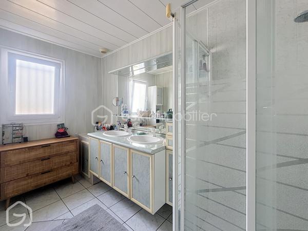 De beaux volumes, une vie entièrement de plain-pied et des espaces qui s’adaptent à vos projets : découvrez cette maison familiale de 123,5 m², implantée sur une parcelle de 602 m².
Dès l’entrée, vous découvrez une maison lumineuse et agréable à vivre. La spacieuse pièce de vie, organisée autour du salon et de la salle à manger, offre un bel espace convivial ouvert sur le jardin. Le poêle à granulés et la pompe à chaleur réversible participent au confort de la maison tout au long de l’année.
La cuisine indépendante, aménagée et équipée, est suffisamment généreuse pour y prendre les repas au quotidien.
L’espace nuit dessert trois chambres, une salle de bains ainsi que des toilettes indépendantes.
Attenant à la cuisine, un ensemble cellier et buanderie d’environ 22 m² constitue un véritable atout. Aujourd’hui parfaitement fonctionnel pour le rangement et l’organisation du quotidien, ce volume indépendant offre également de belles possibilités d’évolution selon les besoins : bureau, espace de télétravail, pièce dédiée à une activité ou encore projet de suite parentale, sous réserve des aménagements nécessaires.
À l’extérieur, le jardin clos permet de profiter agréablement des beaux jours et offre différents espaces autour de la maison. Un garage indépendant avec aire de stationnement, ainsi qu’un appentis et un abri de jardin, complètent l’ensemble.
Enfin, la situation permet de profiter de la vie à Le Perrier, commune dynamique disposant de commerces, services, associations et animations, tout en restant idéalement placée entre Challans et Saint-Jean-de-Monts, avec le littoral rapidement accessible.
Une maison familiale, fonctionnelle et évolutive, qui mérite d’être découverte.
Envie de découvrir cette maison ? Contactez-moi pour organiser une visite ou obtenir davantage d’informations.
Sandrine MATHELIN – BSK Immobilier
📞 06 56 88 64 65
✉️ smathelin@bskimmobilier.com
Joignable du lundi au samedi de 8h30 à 20h30.
Parce qu’un projet immobilier se construit dans sa globalité, un accompagnement peut également permettre d’étudier les différentes possibilités de financement adaptées à votre situation et à votre projet.